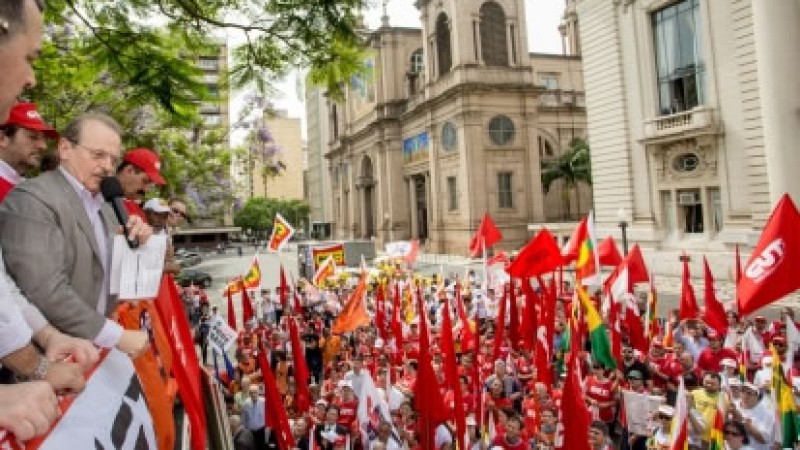 20-11-2013-Após o anúncio do índice, Tarso Genro participou de um ato das centrais em frente ao Palácio