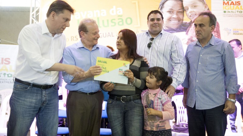 23/11/2013-O governador Tarso Genro participou da 26ª edição da Caravana da Inclusão do RS Mais Igual, em Palmeira das Missões. A complementação de renda gaúcha beneficiará 1.581 famílias (cerca de 5,8 mil pessoas) que vivem em situação de extrema pobreza