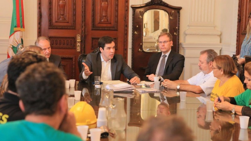 03-08-2015-Governo do Estado recebe representantes de servidores no Piratini