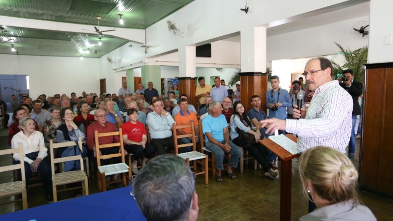 201611081643042016-10-04-ato-que-reuniu-dezenas-de-moradores-no-clube-esperanca-marcou-o-inicio-das-obras-da-ers-713-foto-karine-vianapalacio-piratini.jpg