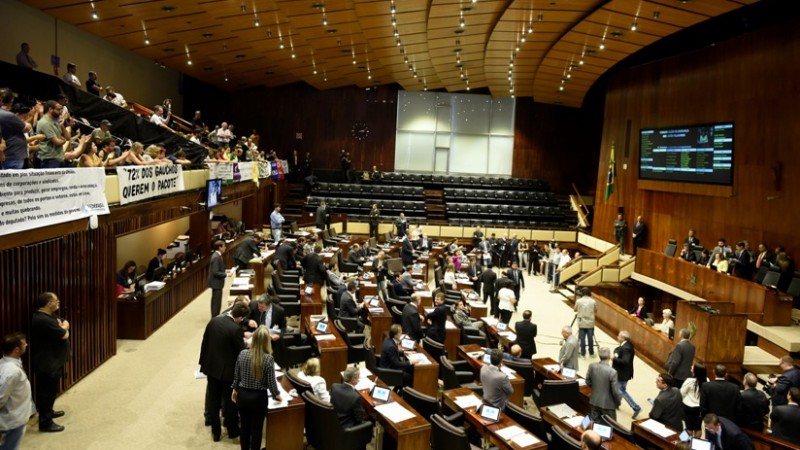 O primeiro projeto aprovado, com 37 votos a favor e 16 contra, reestrutura a Agência Gaúcha de Desenvolvimento e Promoção do Investimento