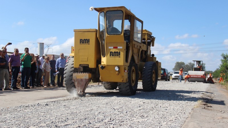 Máquina usa alta frequência para fragmentar concreto, reutilizando o para compor a base da rodovia