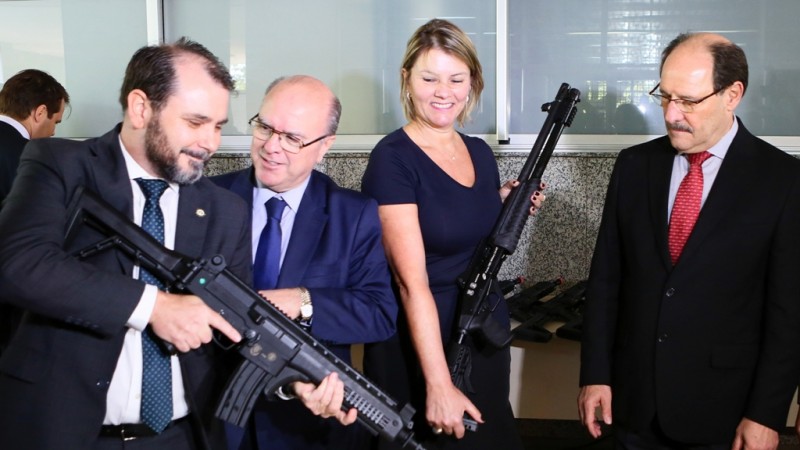 Governador Sartori oficializou entrega do armamento ao chefe de Polícia, Emerson Wendt, e à superintendente da Susepe, Ane Stock