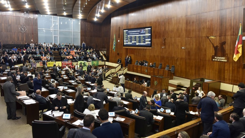 Dos onze projetos do Executivo, oito foram aprovados e três retirados da Ordem do Dia