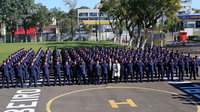 O Corpo de Bombeiros apresentou os 182 novos soldados e os 86 novos 2º sargentos em cerimônia nesta manhã de quinta feira