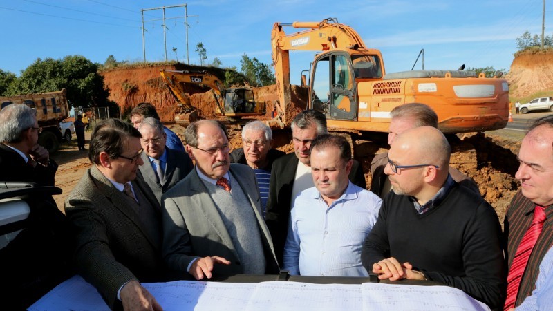 Sartori vistoriou obras de duplicação, no trecho entre a ERS-020 e a ponte sobre o Arroio Tucanos, em Taquara