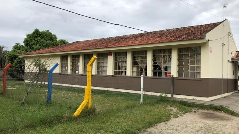 A escola será contemplada com a reforma geral do prédio existente e com a construção de um novo, moderno e com três andares