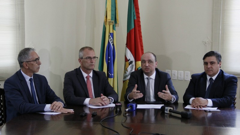 Luiz Antônio Bins e Álvaro Fakredin, da Fazenda, Cleber Benvegnú, da Casa Civil, e José Barbosa da SPGG