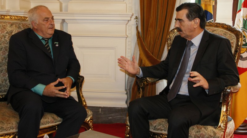 Secretário da Casa Civil, Otomar Vivian, durante encontro com o deputado estadual eleito, Vilmar Loureiro. 