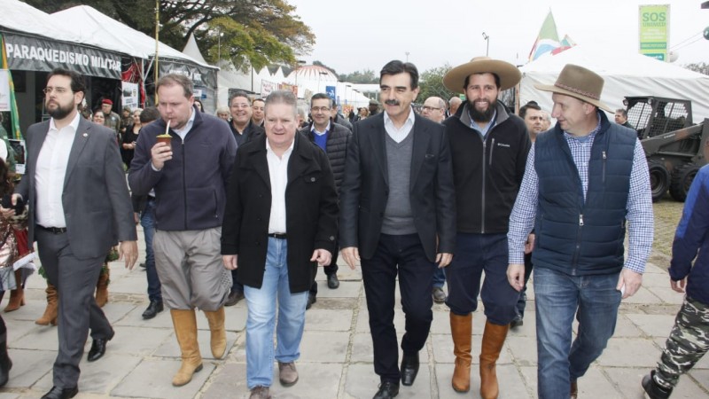 Vice Ranolfo, acompanhado do secretário Covatti e dos secretários Irigaray e Otomar, percorre parque de Esteio