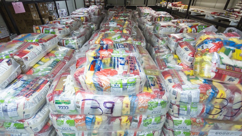 Alimentos não perecíveis foram carregados na Central de Doações da Defesa Civil em Porto Alegre
