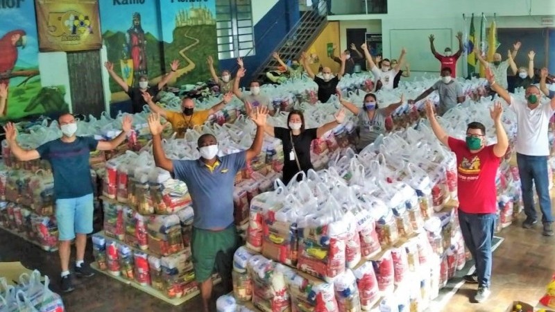 Na 28ª CRE, de Gravataí, voluntários ajudaram no descarregamento dos kits de alimentação escolar dos caminhões