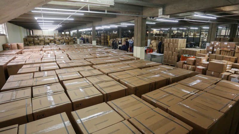 A carga de 230 respiradores foi entregue no setor de suprimentos da SES