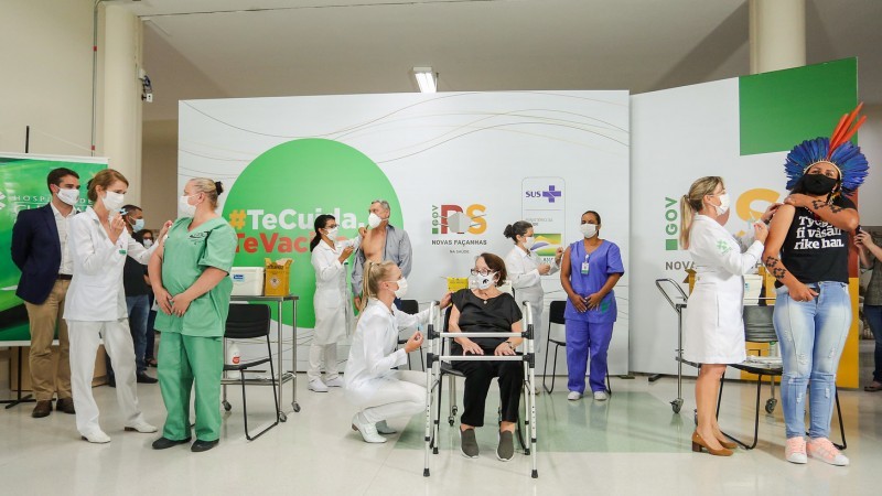 Às 23h45 da segunda (18), foram aplicadas as primeiras cinco doses da vacina contra a Covid 19 no RS
