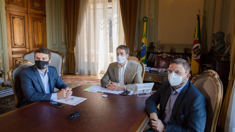 Governador Leite, o presidente do IPE Saúde, Marcus Vinicius de Almeida, e o secretário de Planejamento, Claudio Gastal