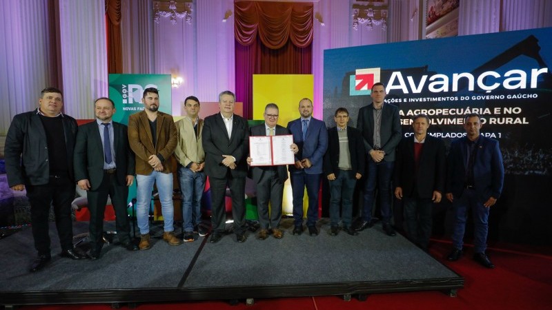 Governador Ranolfo e secretário Domingos Velho Lopes conduziram a apresentação do projeto e o ato de assinatura no Piratini -