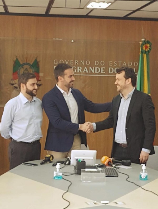 De pé, Governador eleito Eduardo Leite cumprimenta o Secretário Chefe da Casa Civil Artur Lemos