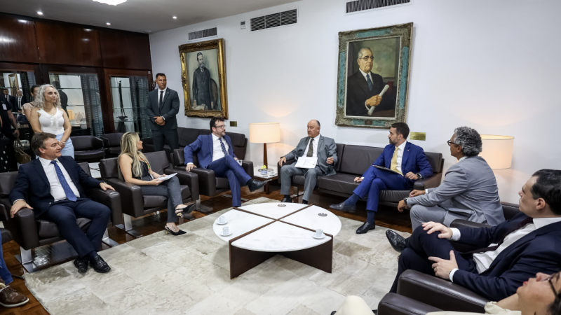 Governador Eduardo Leite e membros do governo entregando balanço de 2024 ao presidente da Assembleia Legislativa.